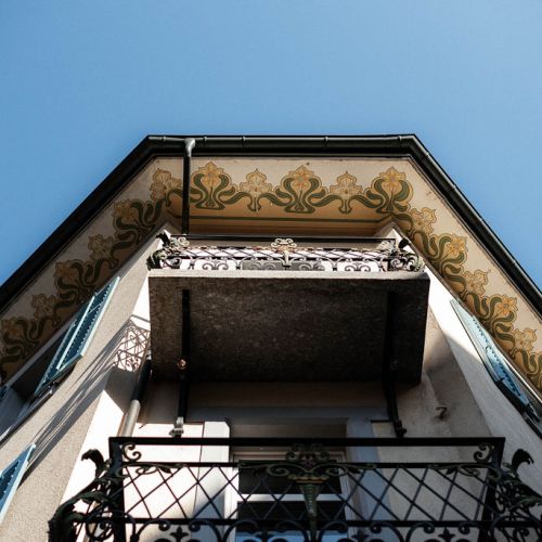 Jugendstilmalerei an der Dachuntersicht an einem Stadthaus in Baden durch Meier Schmocker AG