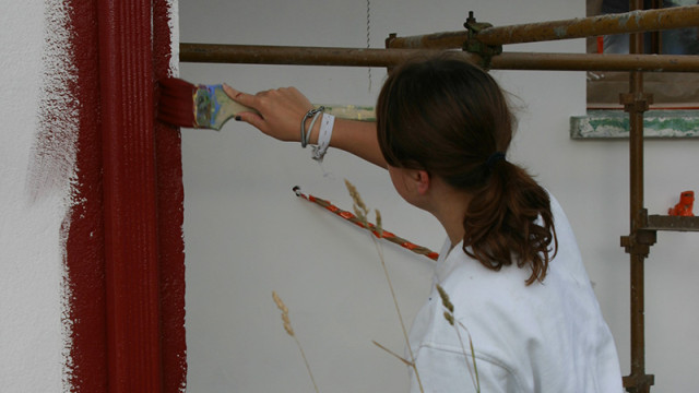 Malerarbeiten an einem Haus in Irland für ein Lehrlingsprojekt der Meier Schmocker AG
